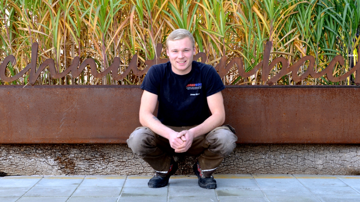 Jonas Wörz vor seiner Werkstatt